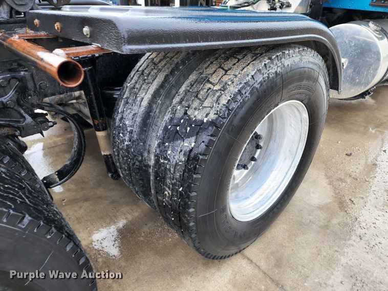 image for item HM9913 2007 Kenworth T800  semi truck