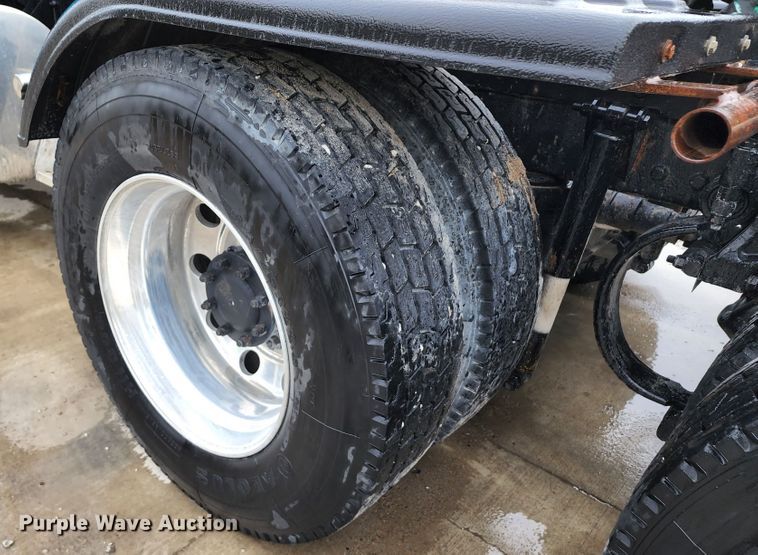 image for item HM9913 2007 Kenworth T800  semi truck