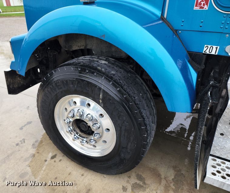 image for item HM9913 2007 Kenworth T800  semi truck