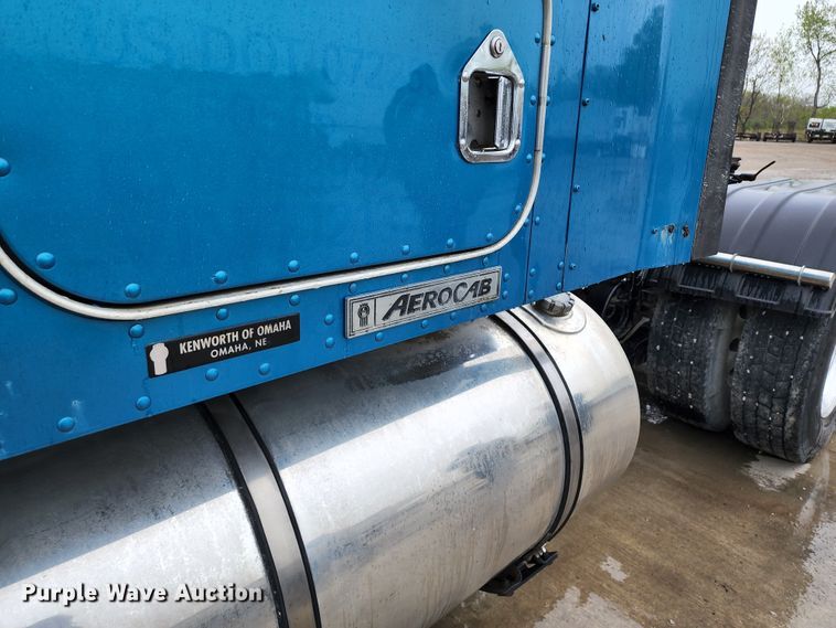 image for item HM9913 2007 Kenworth T800  semi truck