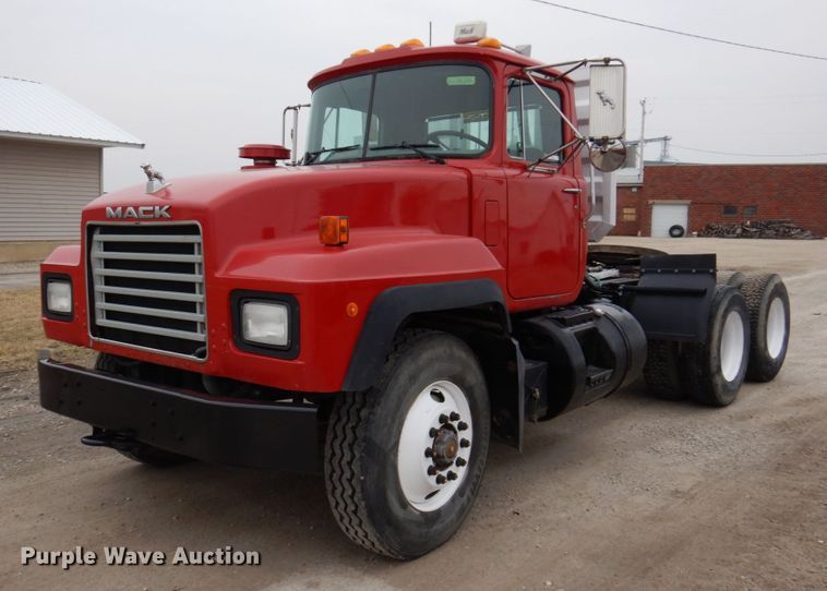 image for item IM9851 2002 Mack RD Series  semi truck