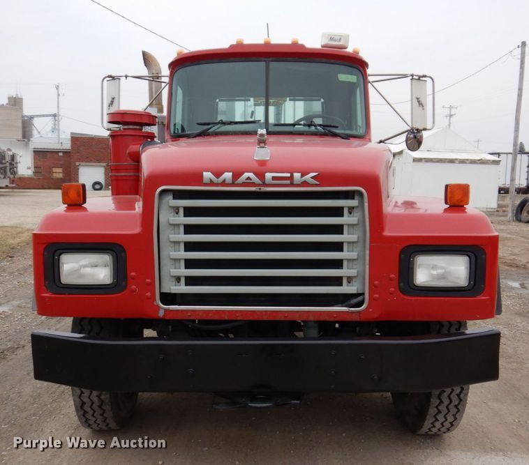 image for item IM9851 2002 Mack RD Series  semi truck