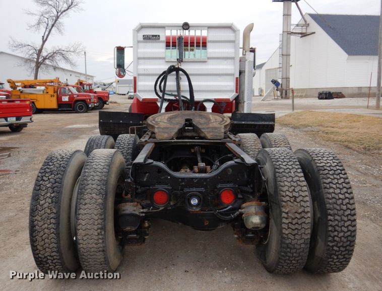 image for item IM9851 2002 Mack RD Series  semi truck