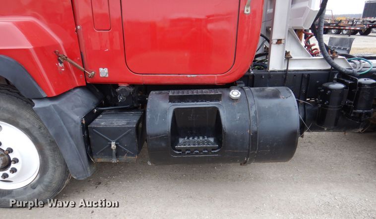 image for item IM9851 2002 Mack RD Series  semi truck