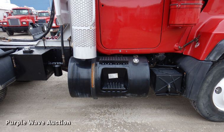 image for item IM9851 2002 Mack RD Series  semi truck