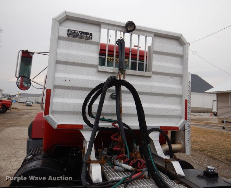 image for item IM9851 2002 Mack RD Series  semi truck