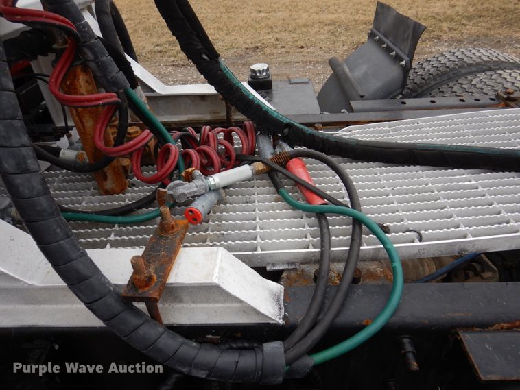 image for item IM9851 2002 Mack RD Series  semi truck