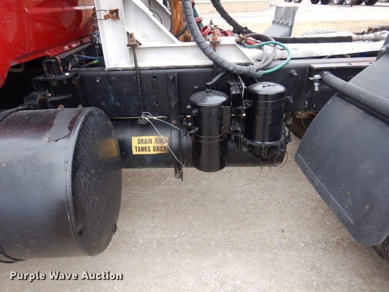 image for item IM9851 2002 Mack RD Series  semi truck