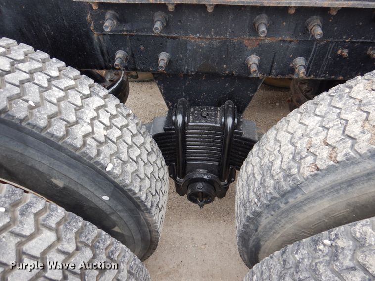 image for item IM9851 2002 Mack RD Series  semi truck