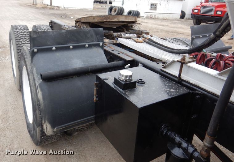 image for item IM9851 2002 Mack RD Series  semi truck