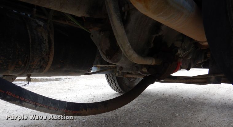 image for item IM9851 2002 Mack RD Series  semi truck