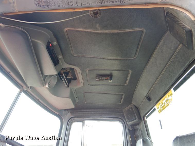 image for item IM9851 2002 Mack RD Series  semi truck