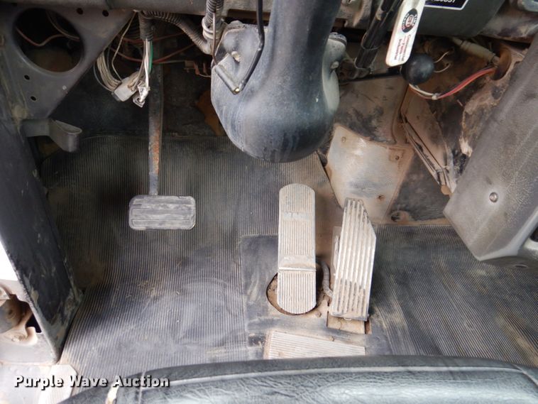 image for item IM9851 2002 Mack RD Series  semi truck