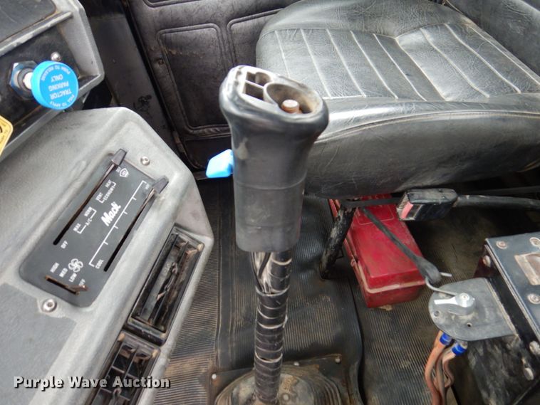 image for item IM9851 2002 Mack RD Series  semi truck