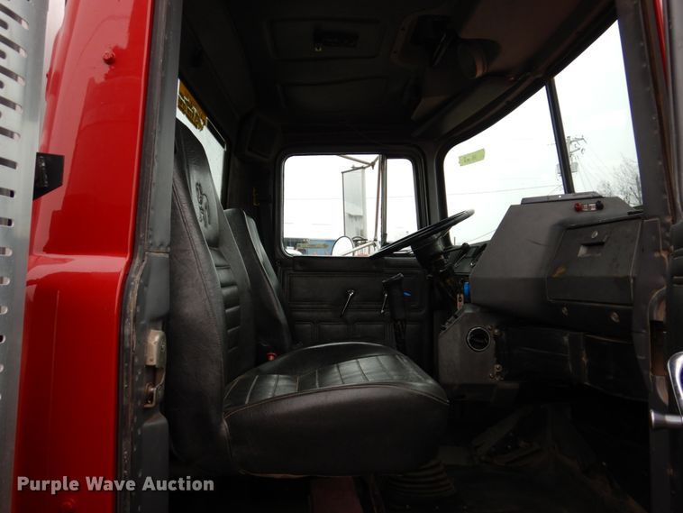 image for item IM9851 2002 Mack RD Series  semi truck