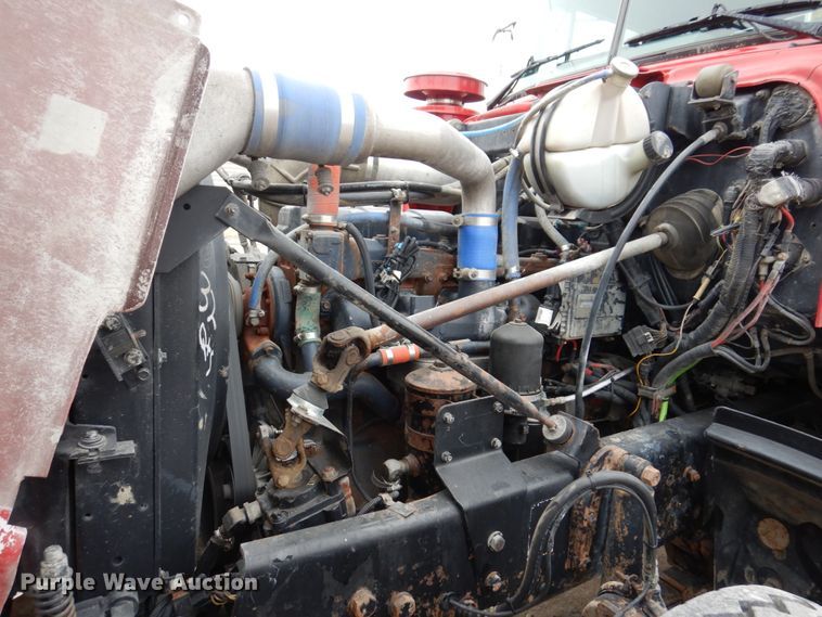 image for item IM9851 2002 Mack RD Series  semi truck