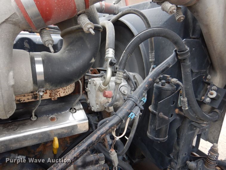 image for item IM9851 2002 Mack RD Series  semi truck