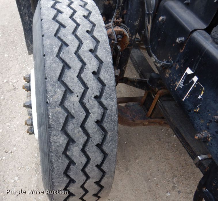 image for item IM9851 2002 Mack RD Series  semi truck