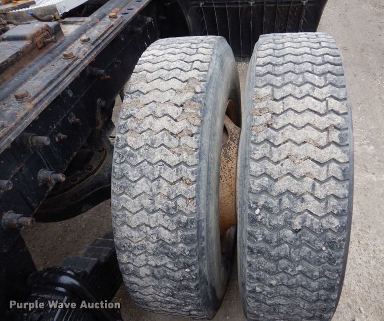 image for item IM9851 2002 Mack RD Series  semi truck