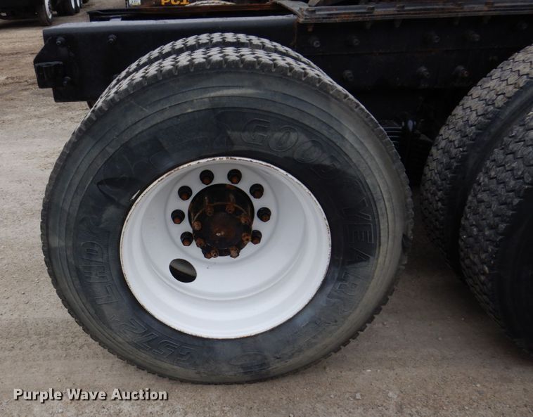 image for item IM9851 2002 Mack RD Series  semi truck