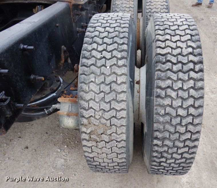 image for item IM9851 2002 Mack RD Series  semi truck