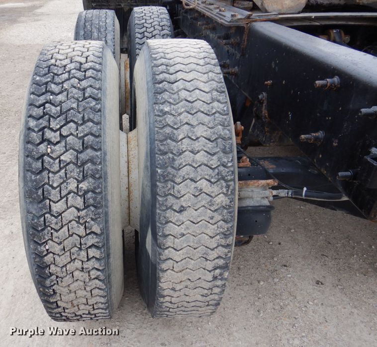 image for item IM9851 2002 Mack RD Series  semi truck