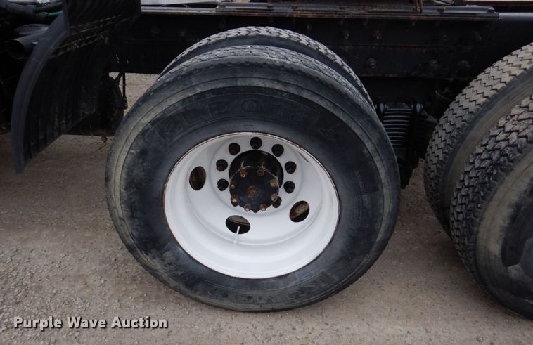 image for item IM9851 2002 Mack RD Series  semi truck