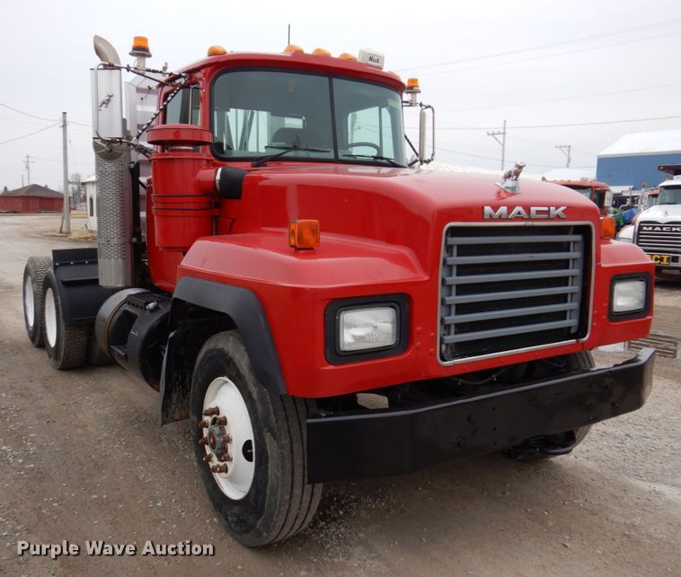 image for item IM9853 2002 Mack RD Series  semi truck