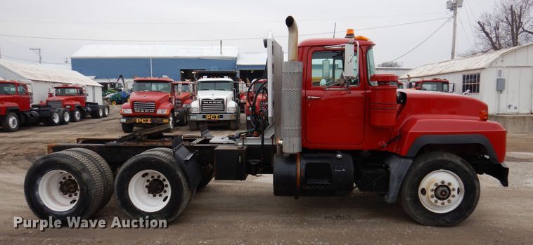 image for item IM9853 2002 Mack RD Series  semi truck