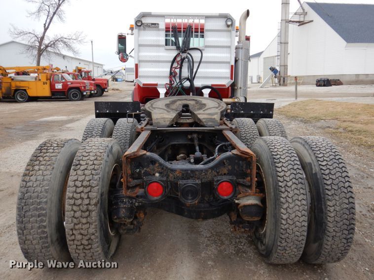 image for item IM9853 2002 Mack RD Series  semi truck