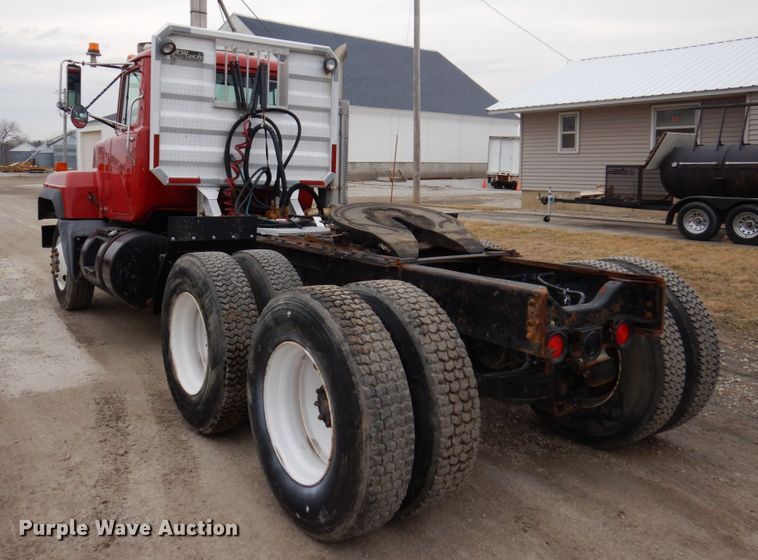 image for item IM9853 2002 Mack RD Series  semi truck