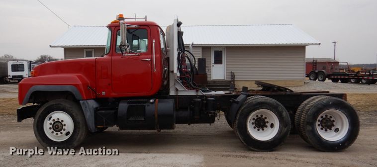 image for item IM9853 2002 Mack RD Series  semi truck