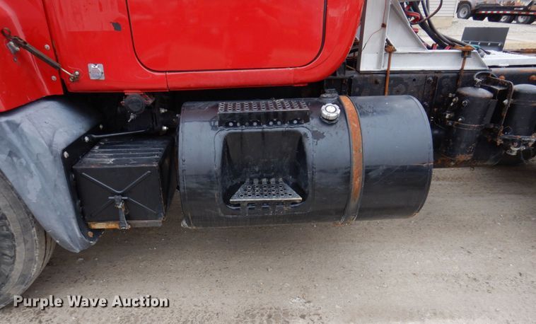 image for item IM9853 2002 Mack RD Series  semi truck