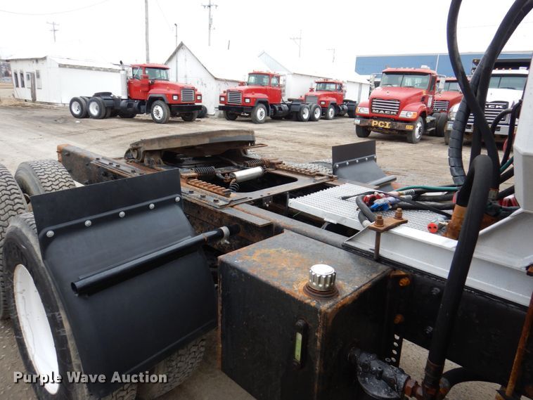 image for item IM9853 2002 Mack RD Series  semi truck