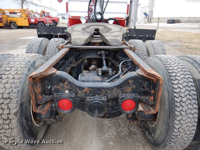 image for item IM9853 2002 Mack RD Series  semi truck