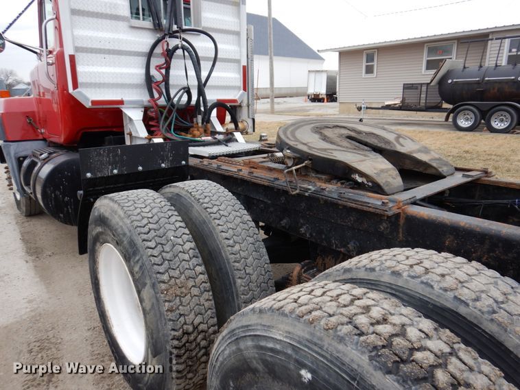 image for item IM9853 2002 Mack RD Series  semi truck