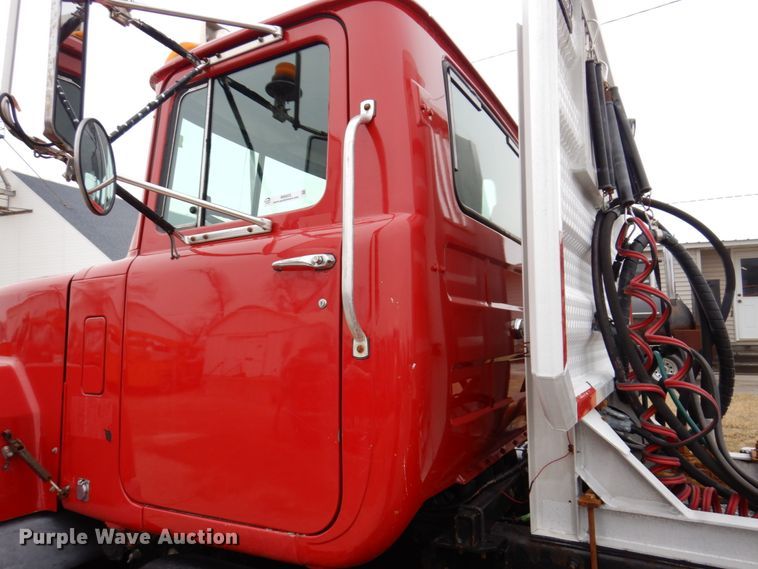 image for item IM9853 2002 Mack RD Series  semi truck