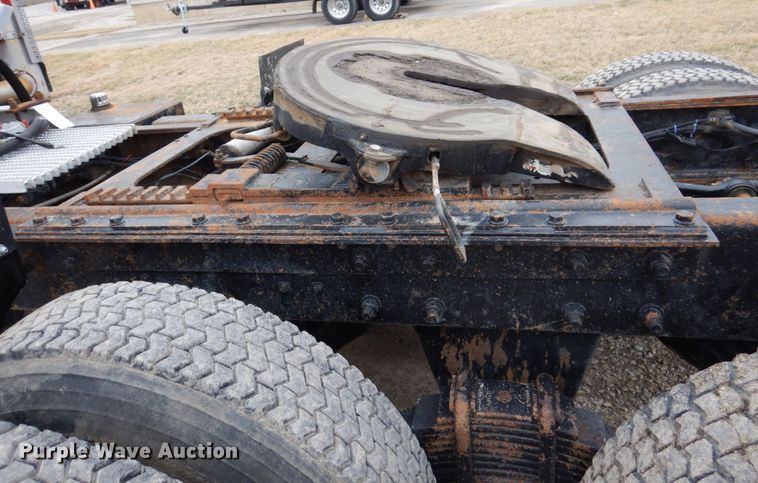 image for item IM9853 2002 Mack RD Series  semi truck