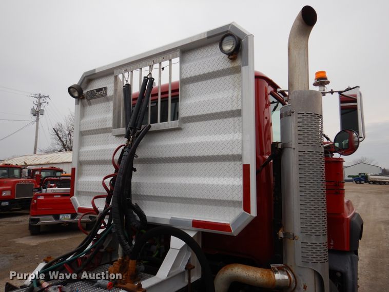 image for item IM9853 2002 Mack RD Series  semi truck