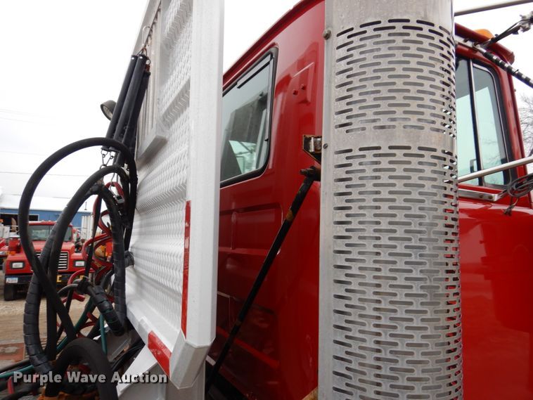 image for item IM9853 2002 Mack RD Series  semi truck