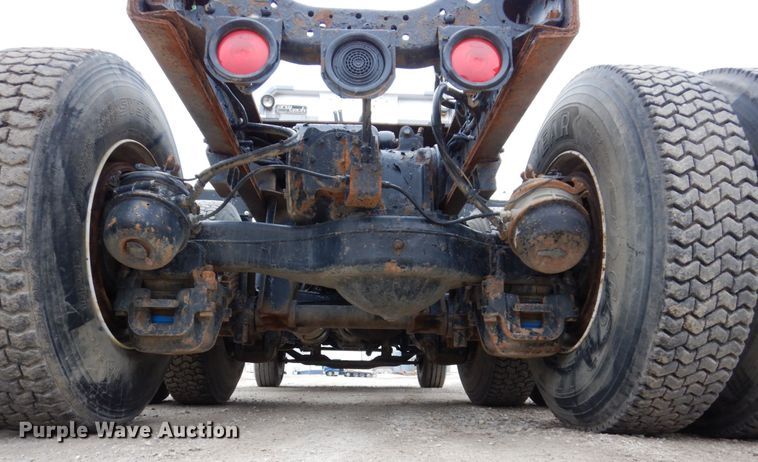 image for item IM9853 2002 Mack RD Series  semi truck