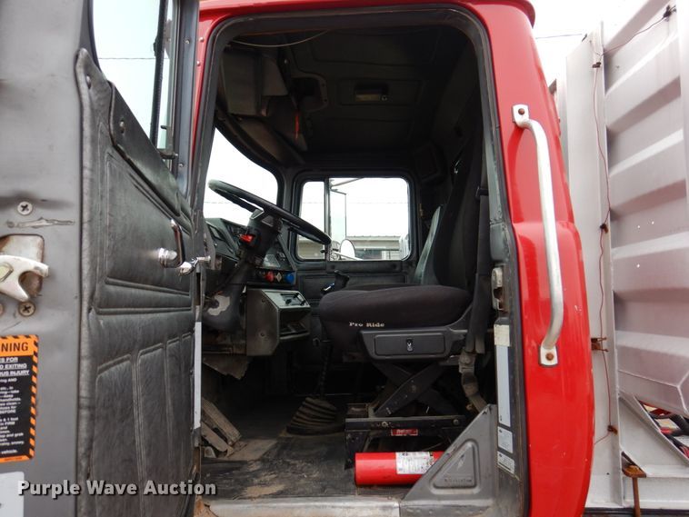 image for item IM9853 2002 Mack RD Series  semi truck