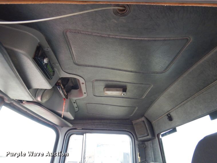 image for item IM9853 2002 Mack RD Series  semi truck