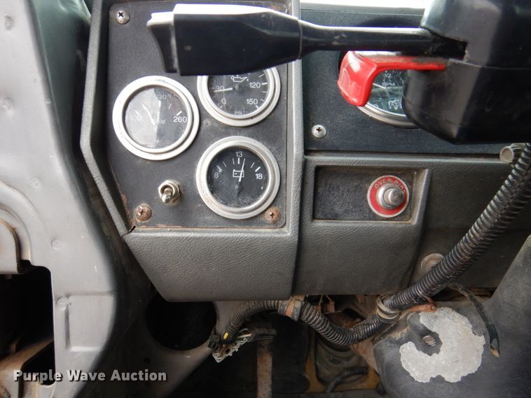 image for item IM9853 2002 Mack RD Series  semi truck