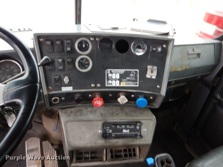 image for item IM9853 2002 Mack RD Series  semi truck