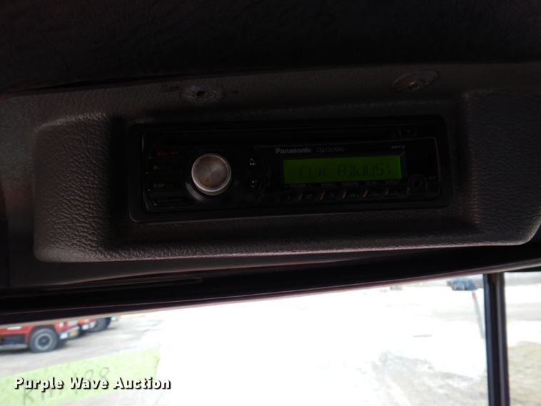 image for item IM9853 2002 Mack RD Series  semi truck