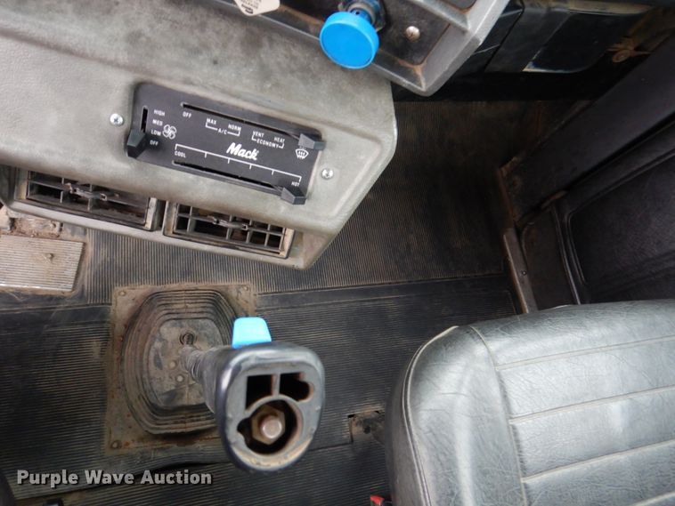 image for item IM9853 2002 Mack RD Series  semi truck