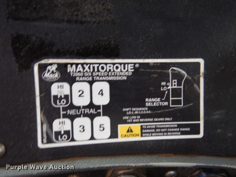 image for item IM9853 2002 Mack RD Series  semi truck