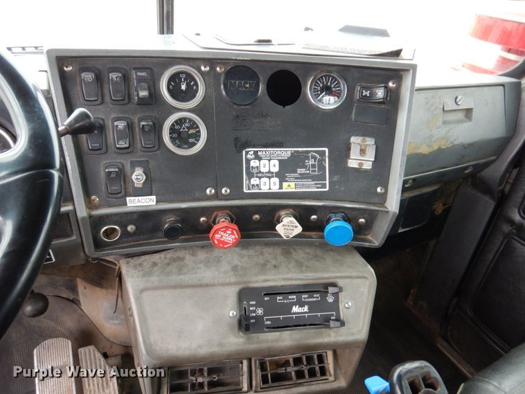 image for item IM9853 2002 Mack RD Series  semi truck