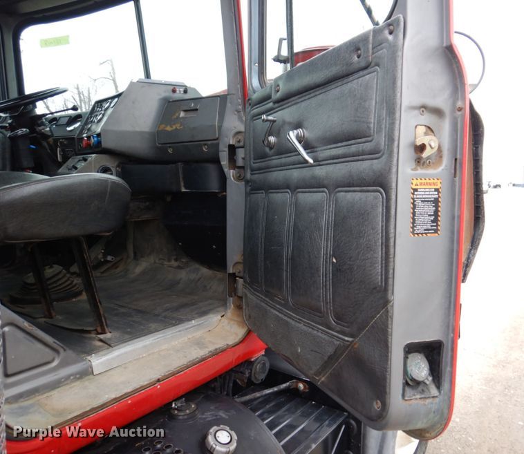 image for item IM9853 2002 Mack RD Series  semi truck